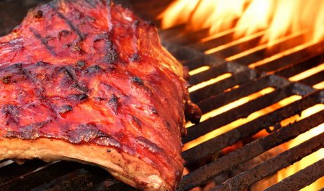 Manger de la viande grillée au feu de bois Chambéry